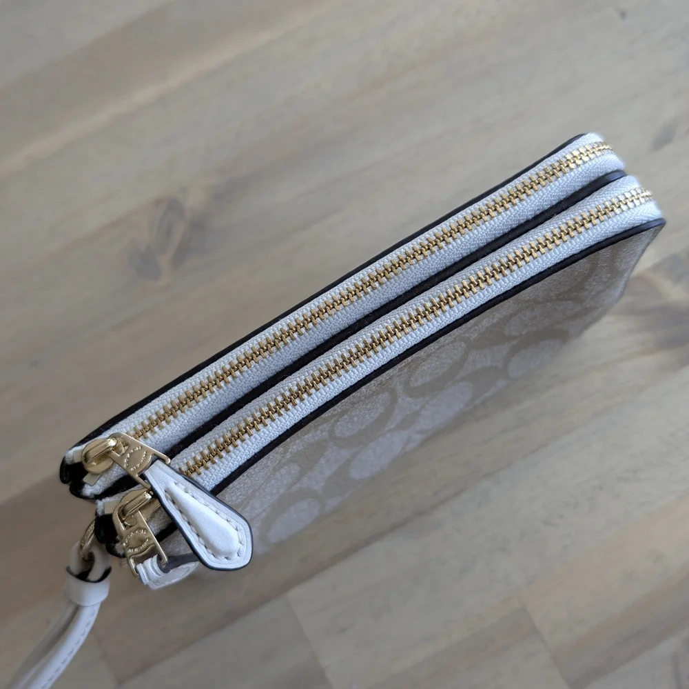 COACH Corner Zip‎ Wristlet